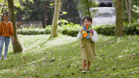 Mujer-Y-Niño-En-El-Parque