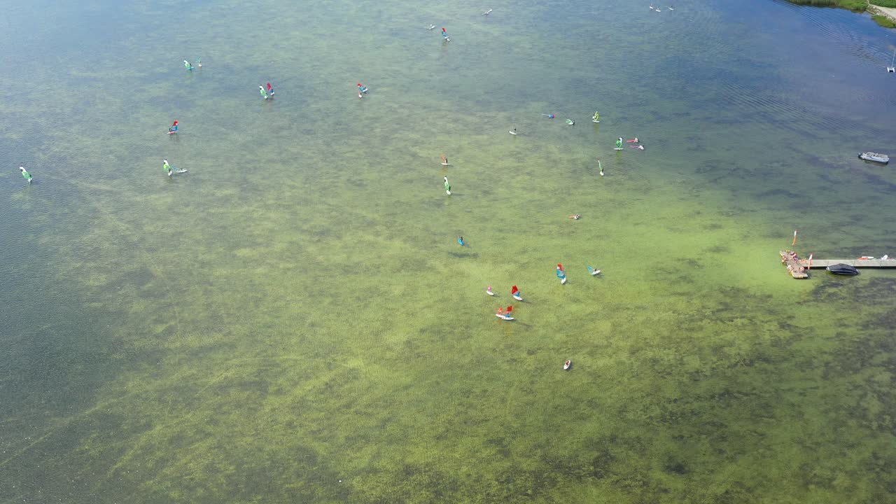 chalupy, 폴란드 해변에서 서퍼와 바다 베이 비행