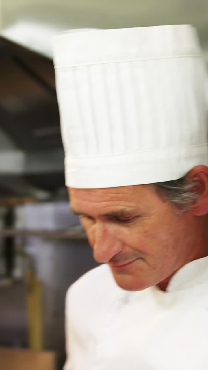 tres chefs discutiendo