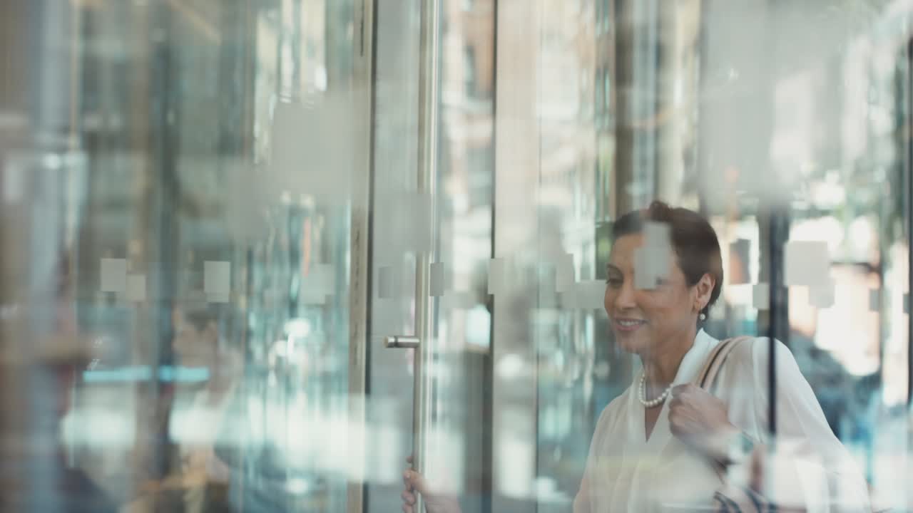 imágenes de video de 4k de una mujer de negocios llegando a la oficina