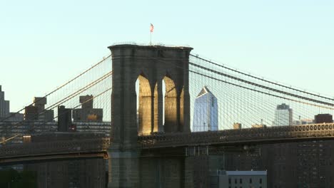 arco del puente de brooklyn al atardecer