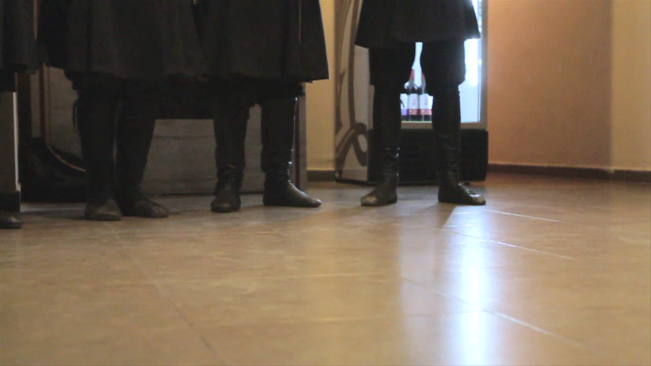 Danza georgiana, salti e in punta di piedi, piedi in primo piano