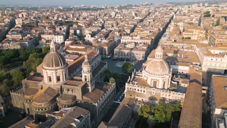 Hermosa-Toma-En-órbita-Desde-Un-Dron-Sobre-La-Plaza-Principal-De-Catania