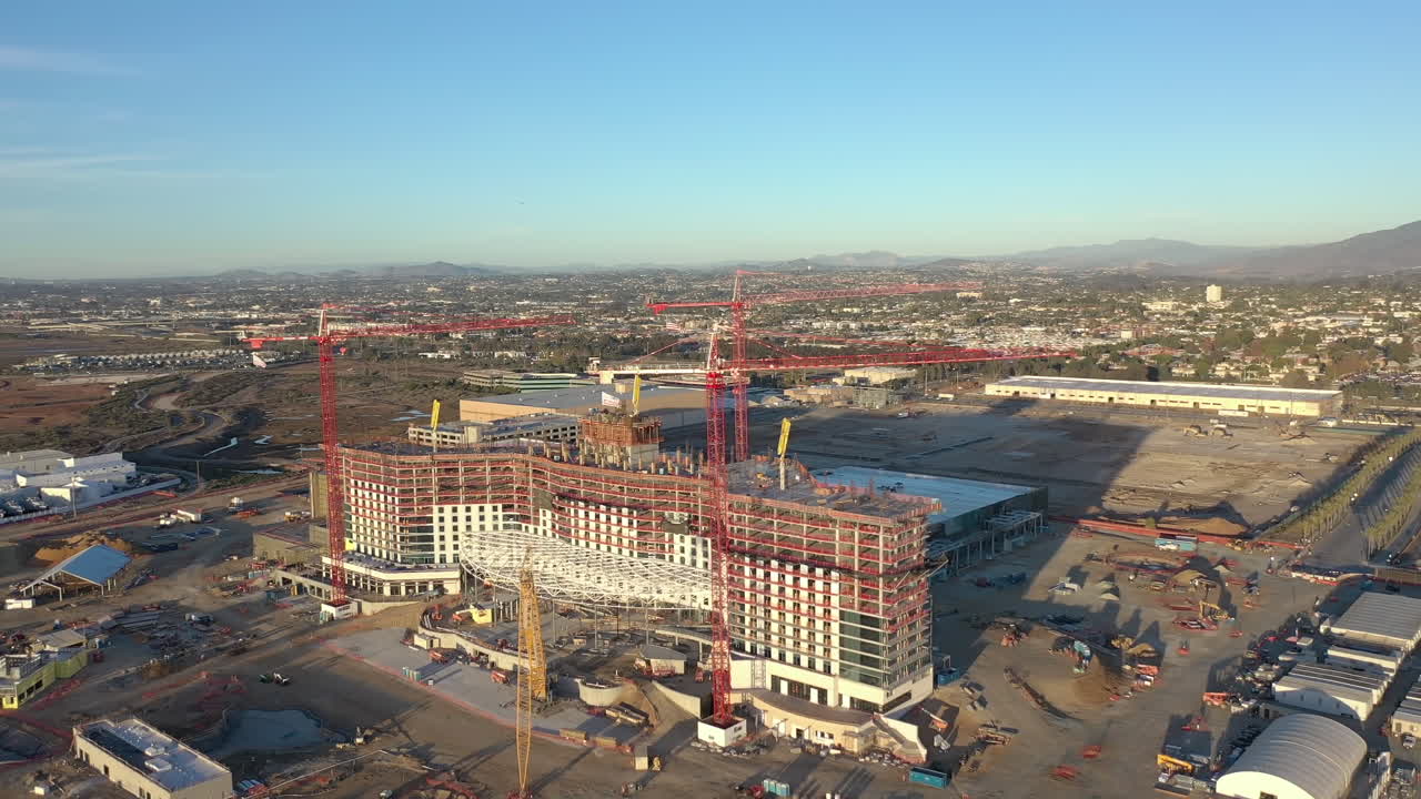 construcción del nuevo centro de convenciones en la calle h en chula vista, california, órbita de drones, tiro medio ancho