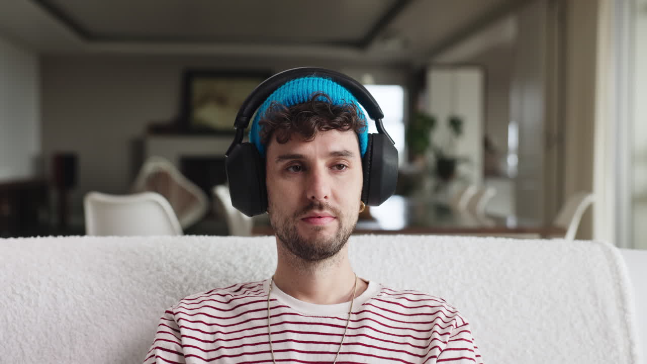 Uomo che ascolta musica con le cuffie