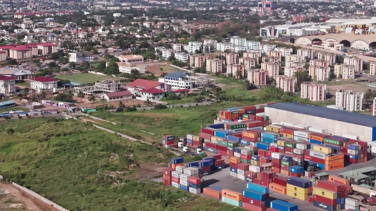 Vista da área de armazenamento de contêineres e da paisagem urbana em Accra, Gana