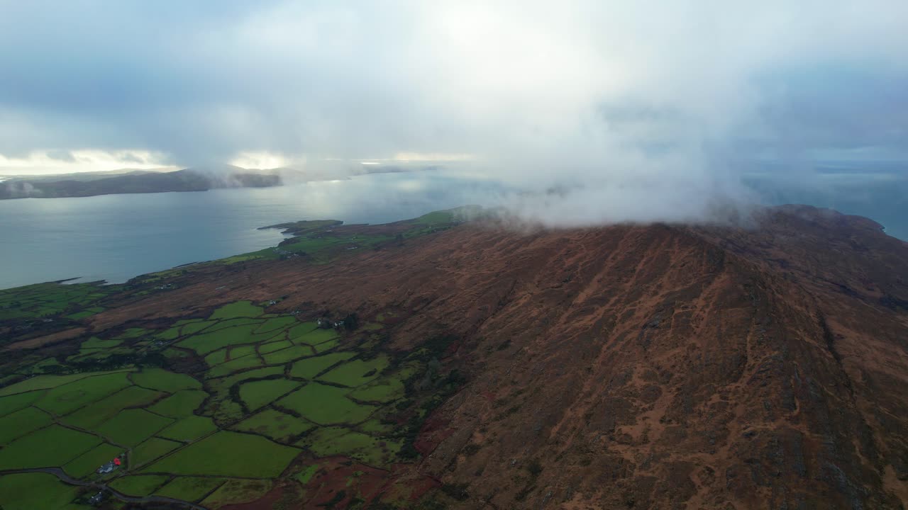 irlanda lugares épicos nubes bajas a la deriva sobre las montañas de invierno cabezas de ovejas península oeste corcho como la luz se desvanece en un día de invierno paisaje clásico irlandés