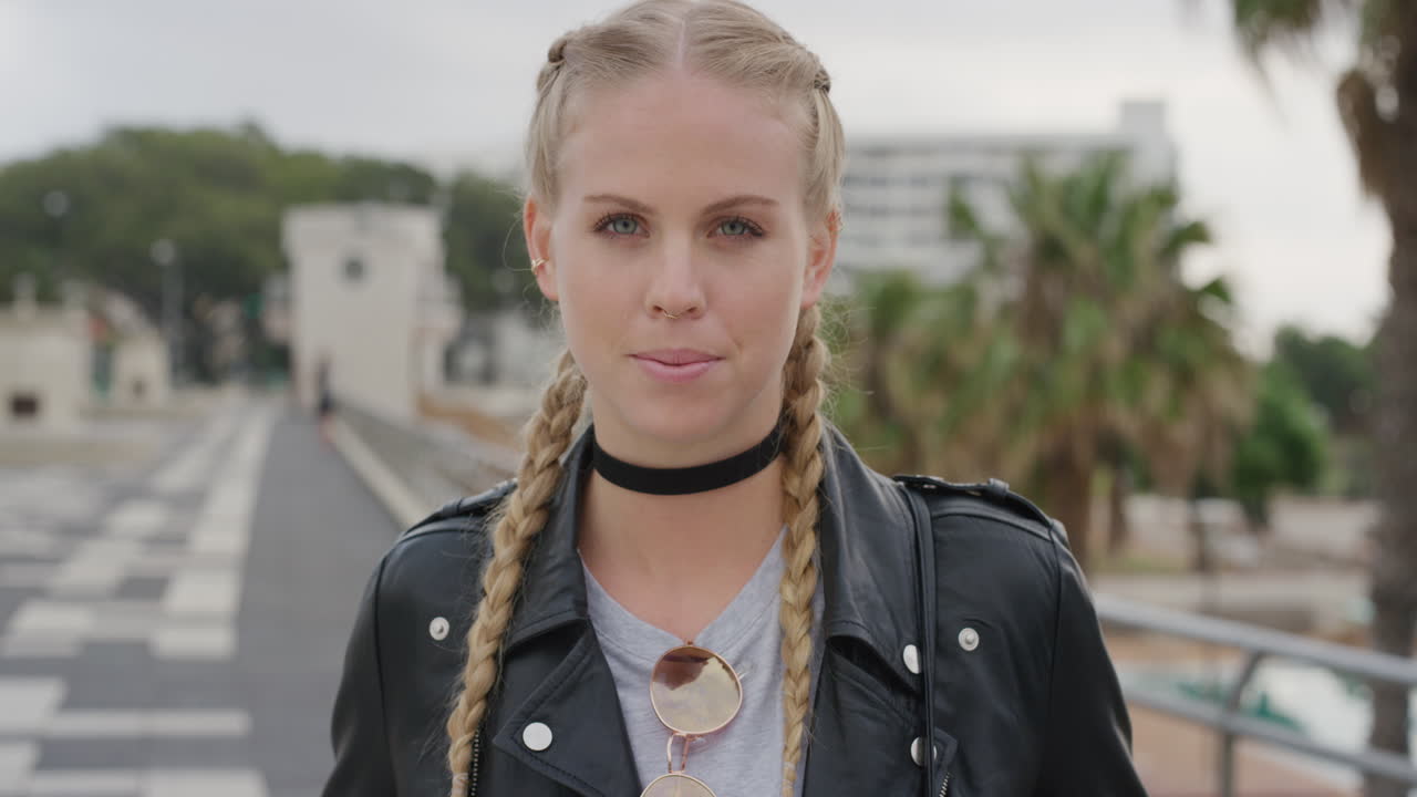 초상화 스타일리시한 젊은 금발 여성 웃고 자신감 넘치는 독립적인 생활 방식을 즐기는 아름다운 백인 여성 가죽 재 ⁇ 을 입고