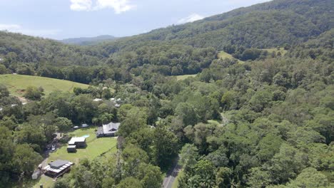 Eine-Ländliche-Gegend,-Umgeben-Von-Dichtem-Wald-Im-Currumbin-Valley,-Queensland,-Australien