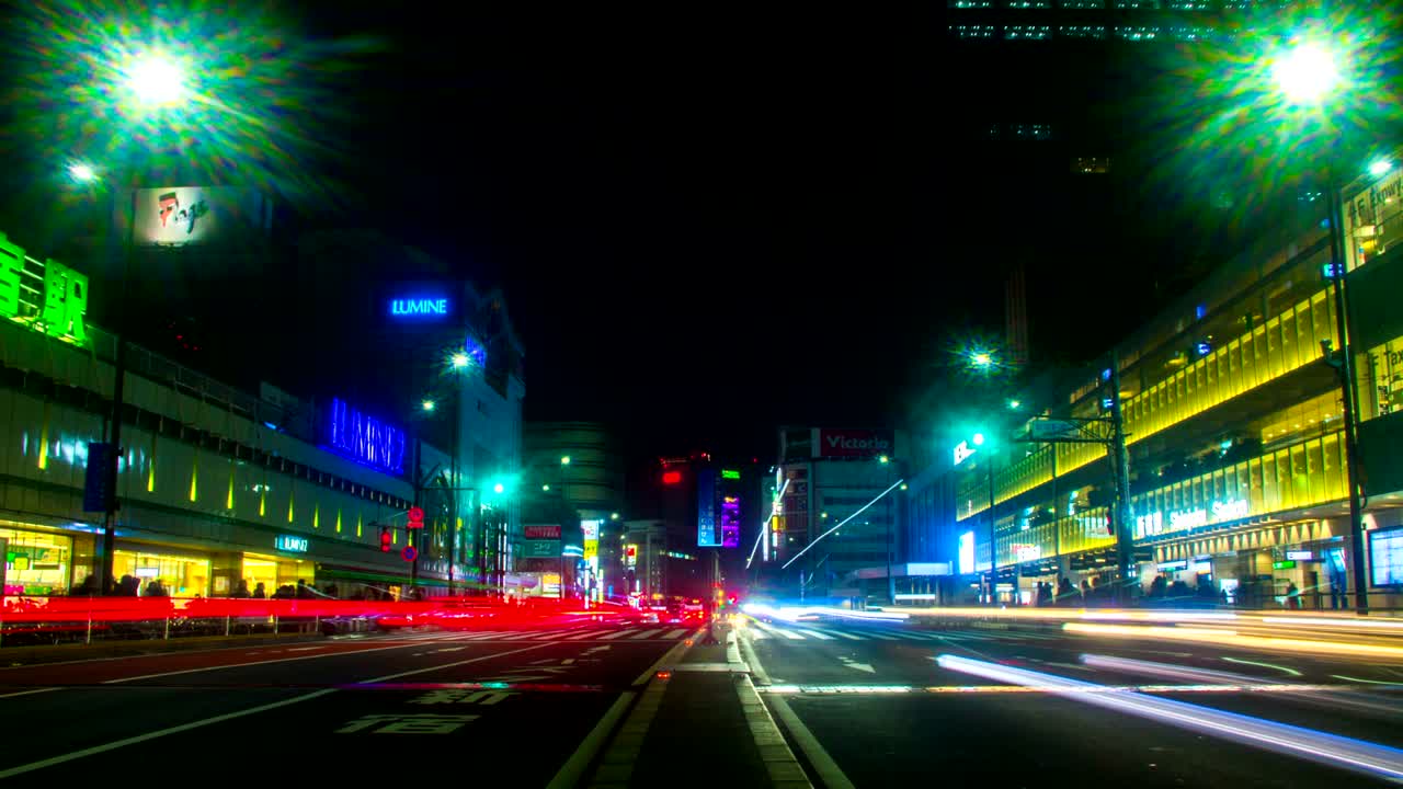 신주쿠 남쪽 역 근처의 야간 스 낮은 각도