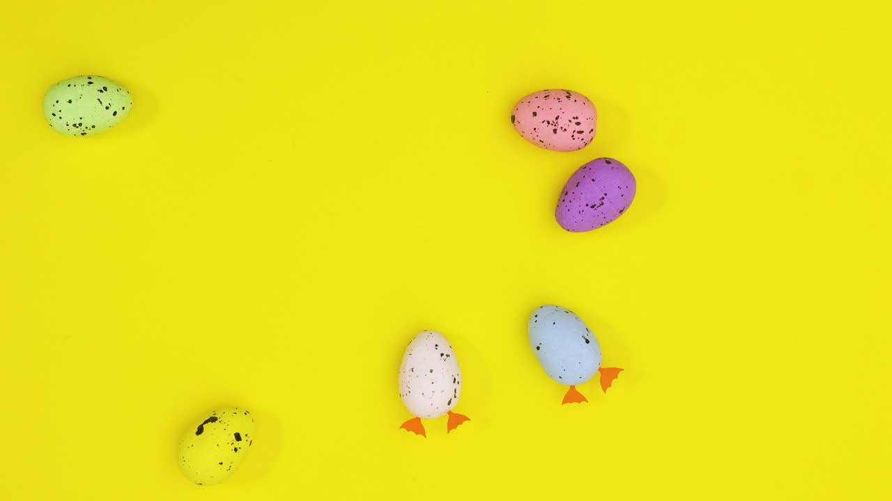 달과 털은 부활절을 위해 노란색 테마에 나타나 텍스트를 위해 자리를 남니다. 움직임을 멈추십시오.