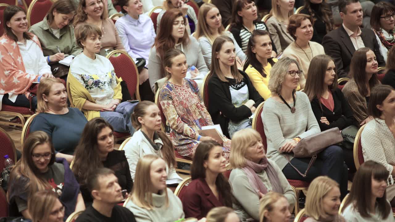 컨퍼런스 참석자 들 이 오디토리움 에