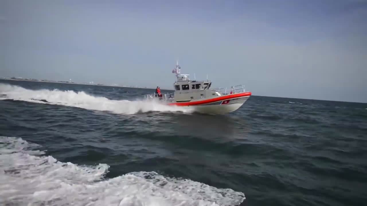45피트 해안 경비대 절단기 대응 보트가 긴급 상황에 대응합니다.