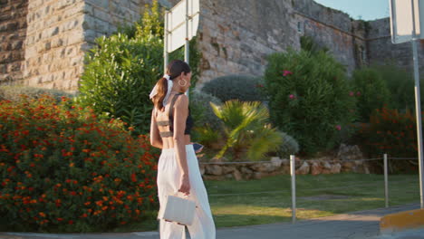 mujer elegante caminando por la ciudad