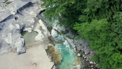 Increíble-Río-Serio-Con-Sus-Cristalinas-Aguas-Verdes,-Bergamo,-Valle-Seriana,-Italia