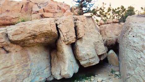 una cueva en el medio del desierto del sáhara argelia biskra