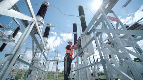 los ingenieros eléctricos inspeccionan los sistemas eléctricos en el gabinete de control de equipos