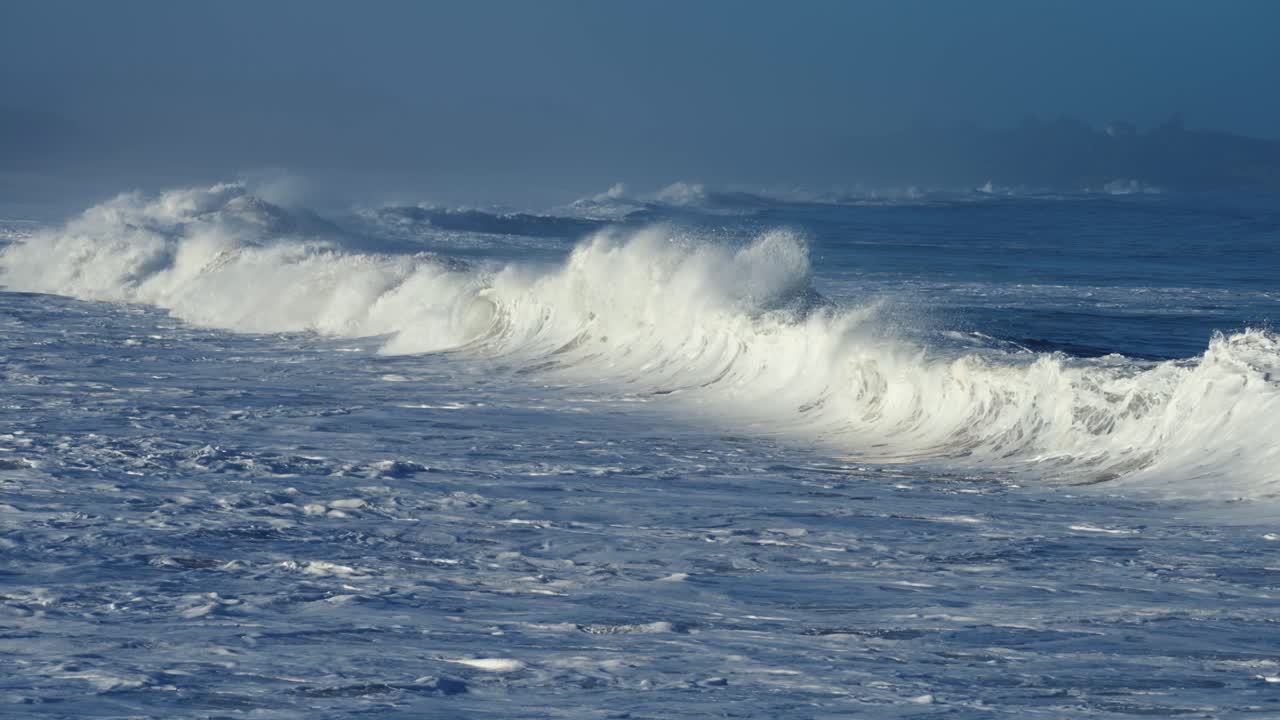 아름다운 슬로우 모션 슬로 모 파도가 하와이의 바다 해안에서 부서지고 부서집니다.