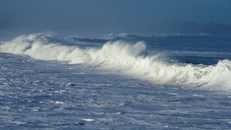 hermosas olas del océano en cámara lenta chocando y rompiendo en la orilla del mar en hawaii