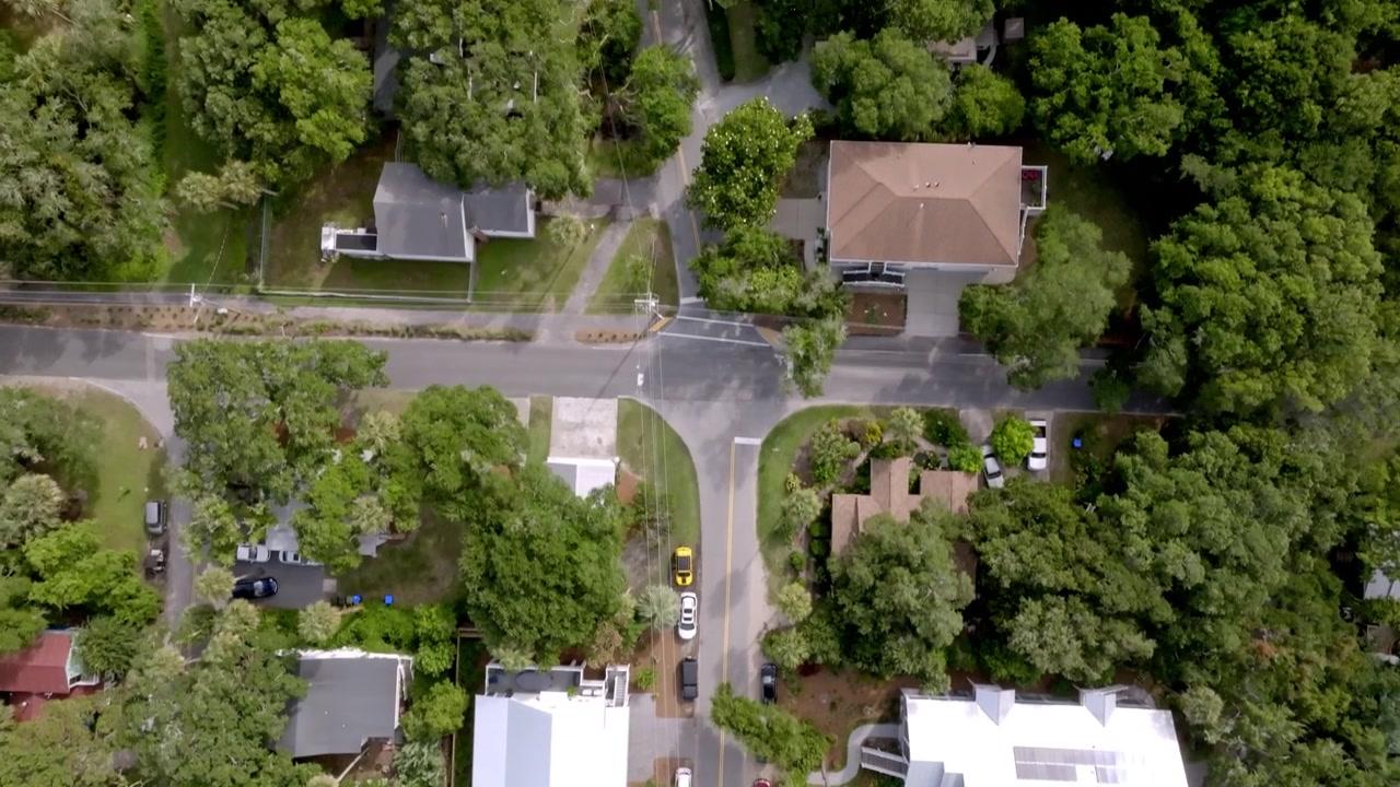 Case residenziali a Folly Beach, Carolina del Sud, con riprese aeree da drone.