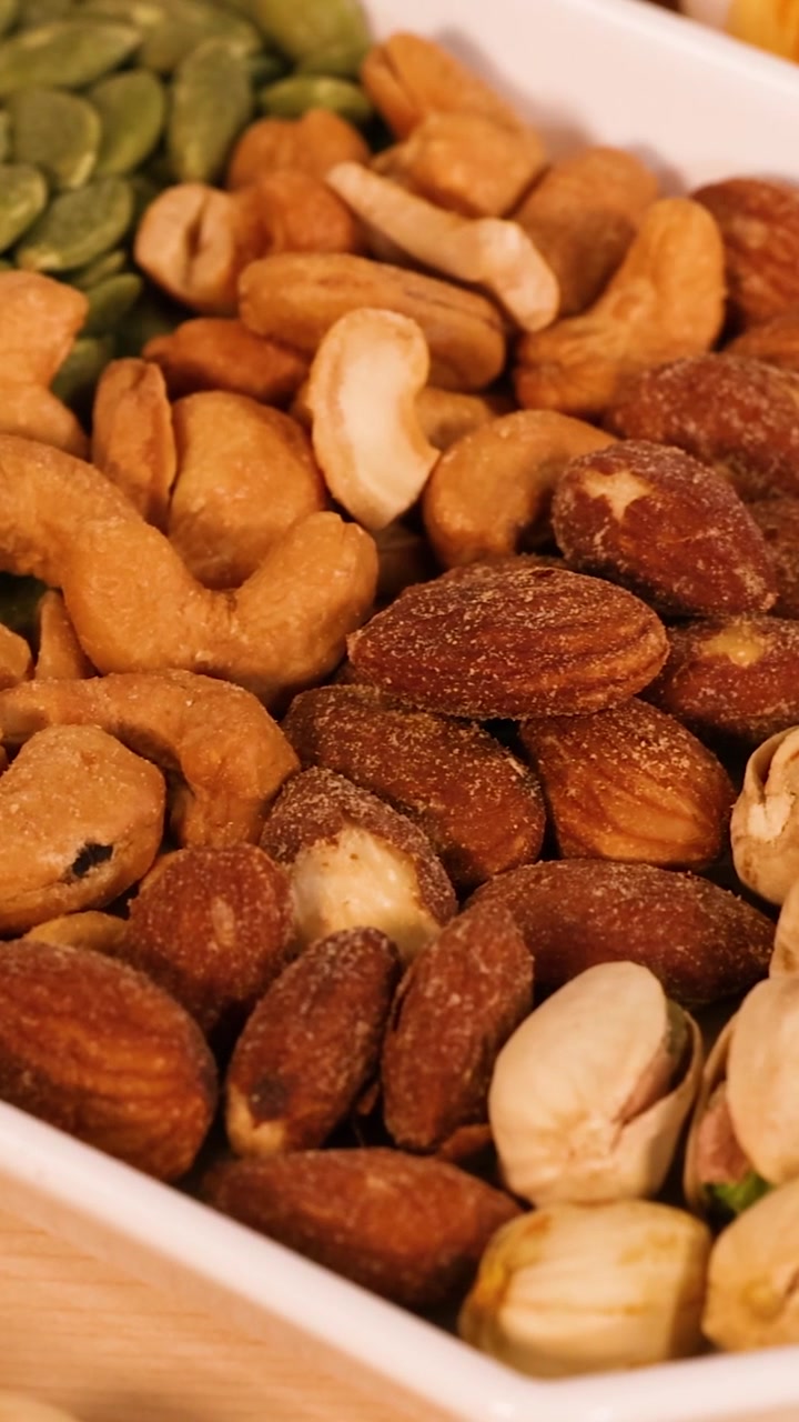 Varietà di frutta secca, carni, frutti di mare e latticini
