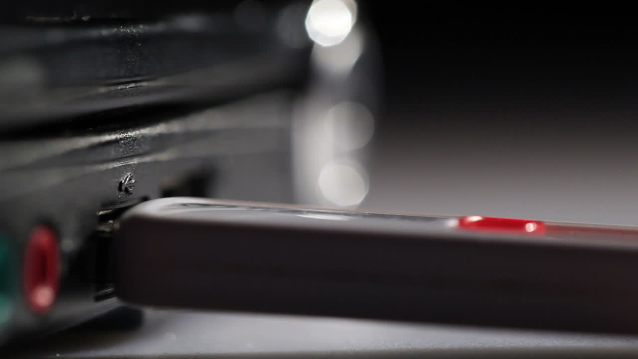 la inserción de una unidad flash usb blanca en la fotografía macro del portátil