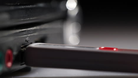 la inserción de una unidad flash usb blanca en la fotografía macro del portátil