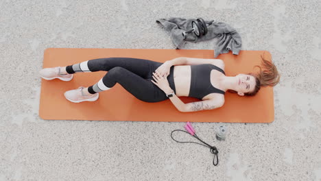 une femme caucasienne faisant du sport à l'extérieur.