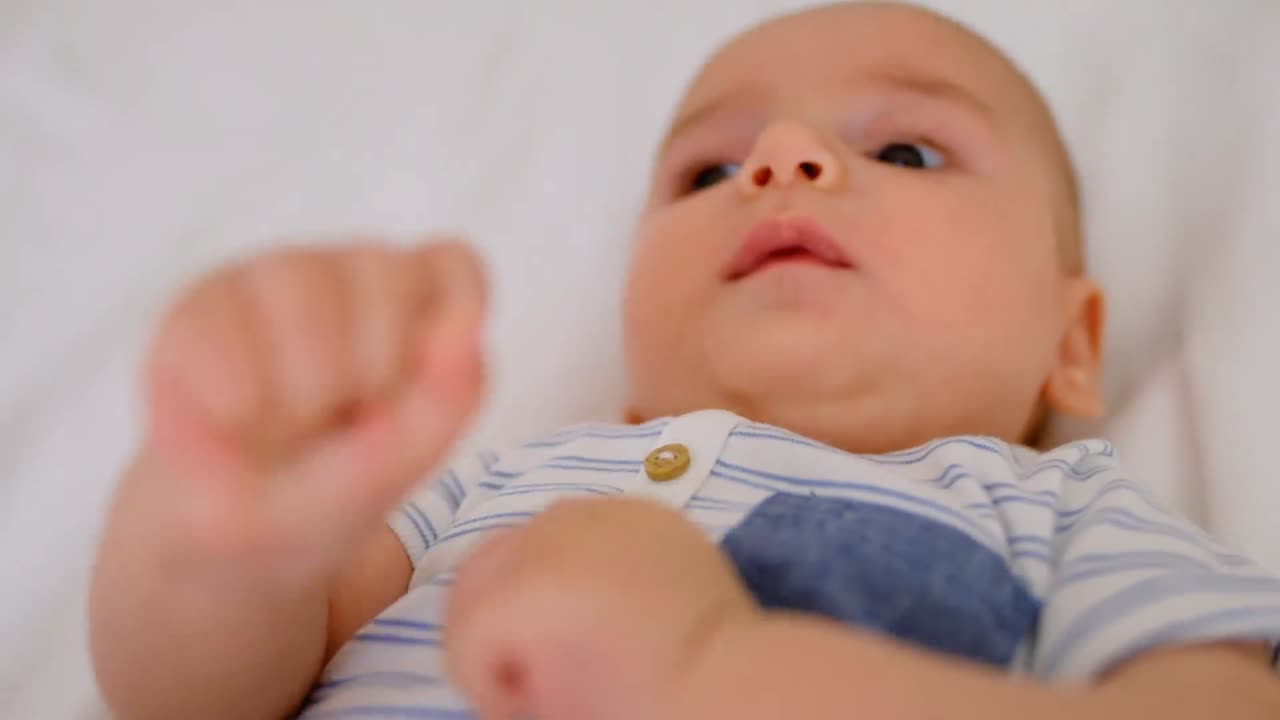 집의 침실에서 침대에 누워있는 귀여운 작은 아기 4k