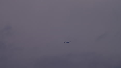 amplia fotografía de un avión en la niebla y las nubes
