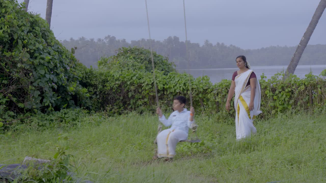 onam swing tradicional en kerala llamado oonjal attam es entretenimiento familiar tradicional durante la celebración de onam