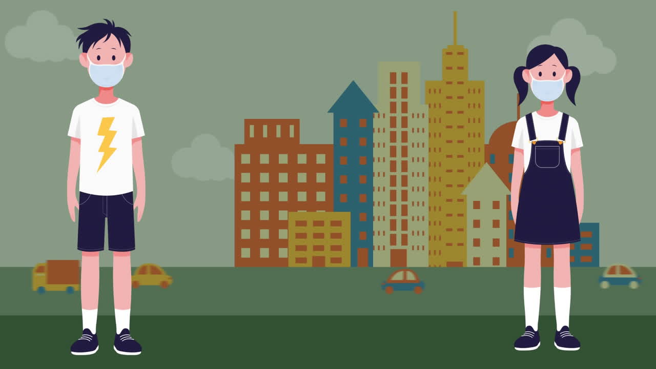 мальчик и девочка в масках поддерживают социальную дистанцию на фоне городского пейзажа