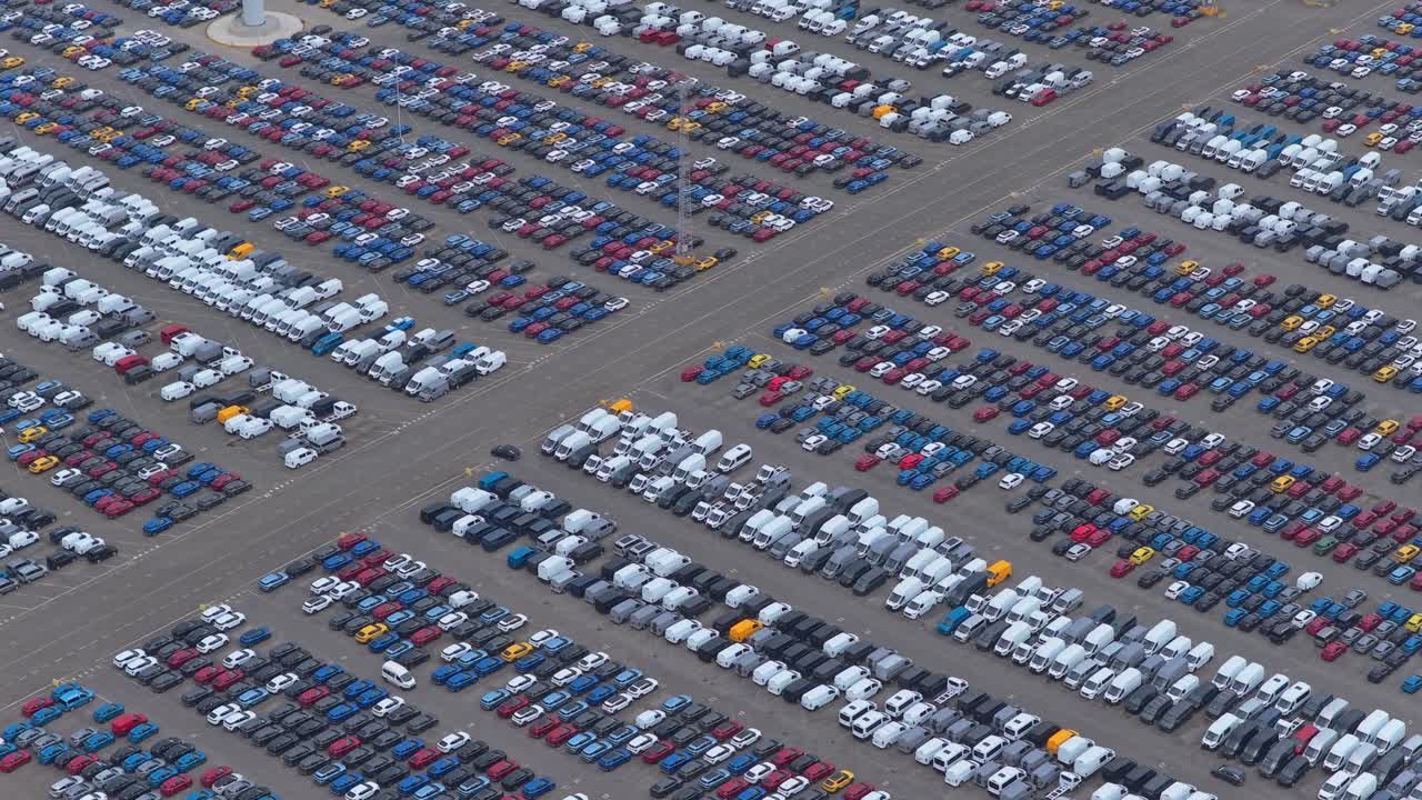 Fileiras de veículos estacionados em terminal de logística de transporte, vista aérea