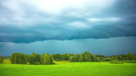 Timelapse-De-Paisaje-De-Pradera-Verde-Brillante,-Nubes-De-Lluvia-Tormentosas-Flotando-Sobre-Tierras-Rurales,-Ambiente-Idílico-Cinematográfico,-Salvapantallas-Nostálgico,-Vista-De-Windows-Vista