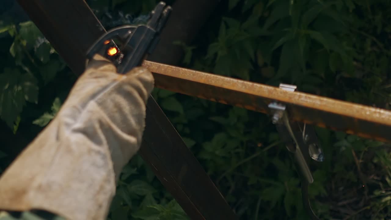 detalle de la valla de metal oxidado de las soldaduras del constructor en cámara lenta