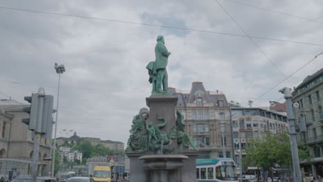 Estatua-De-Bronce-De-Alfred-Escher-En-El-Monumento-De-La-Fuente-En-Zurich,-Suiza