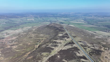 páramos sobre westerdale, imágenes aéreas, parque nacional de los páramos del norte de york, empujar hacia adelante a lo largo de la cresta, panoramizar hacia abajo