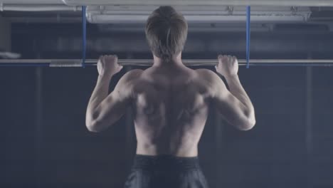 hombre haciendo pull-ups