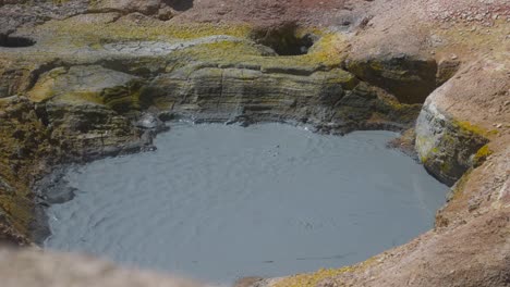 el barro burbujeante en la olla de barro en bolivia