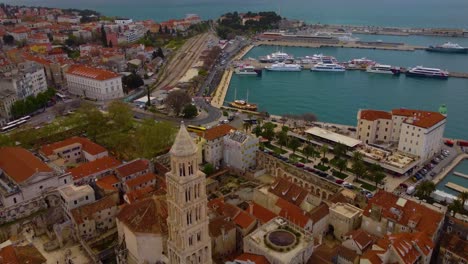 Tiro-De-Seguimiento-De-4k-Sobre-El-Casco-Antiguo-De-Split,-Croacia