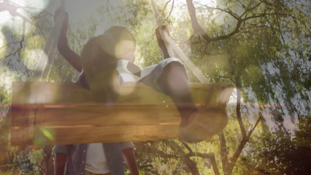 padre empujando a su hijo en el columpio