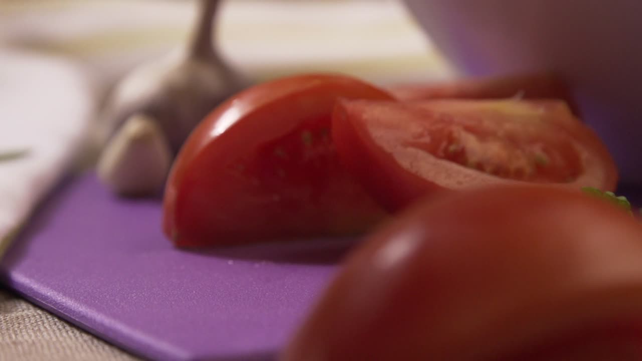 토마토 조각이 가까이 떨어지는 장면. 토마토조각이 떨어집니다.