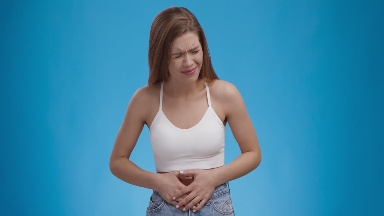 위통을 겪는 여성