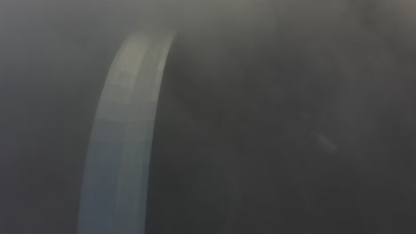 arco de la puerta en la niebla
