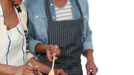 una joven pareja feliz cocinando juntos