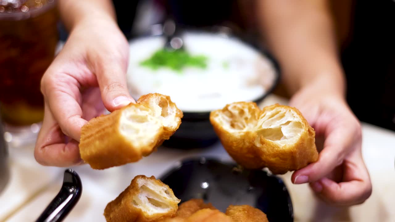 야우 티아오를 먹는 것