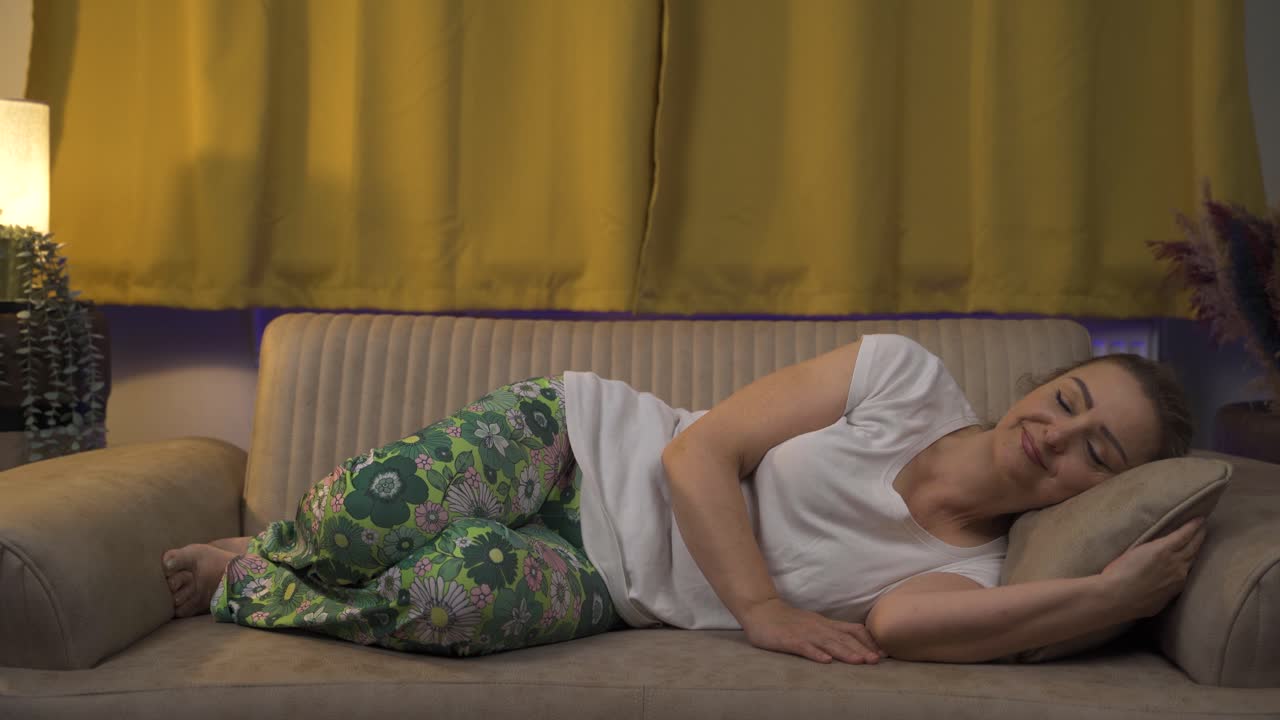 행복하고 평화로운 잠자는 여자.