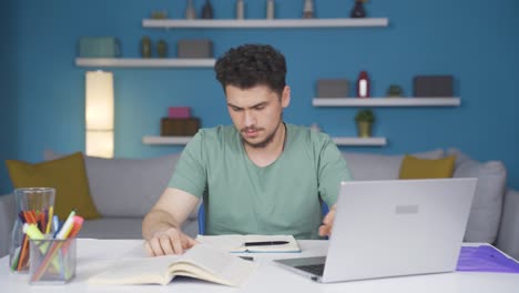 el estudiante masculino que recuerda el mal momento.