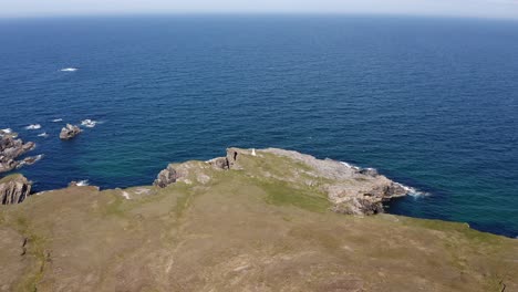 toma de un faro rodeado de acantilados y aves marinas que anidan