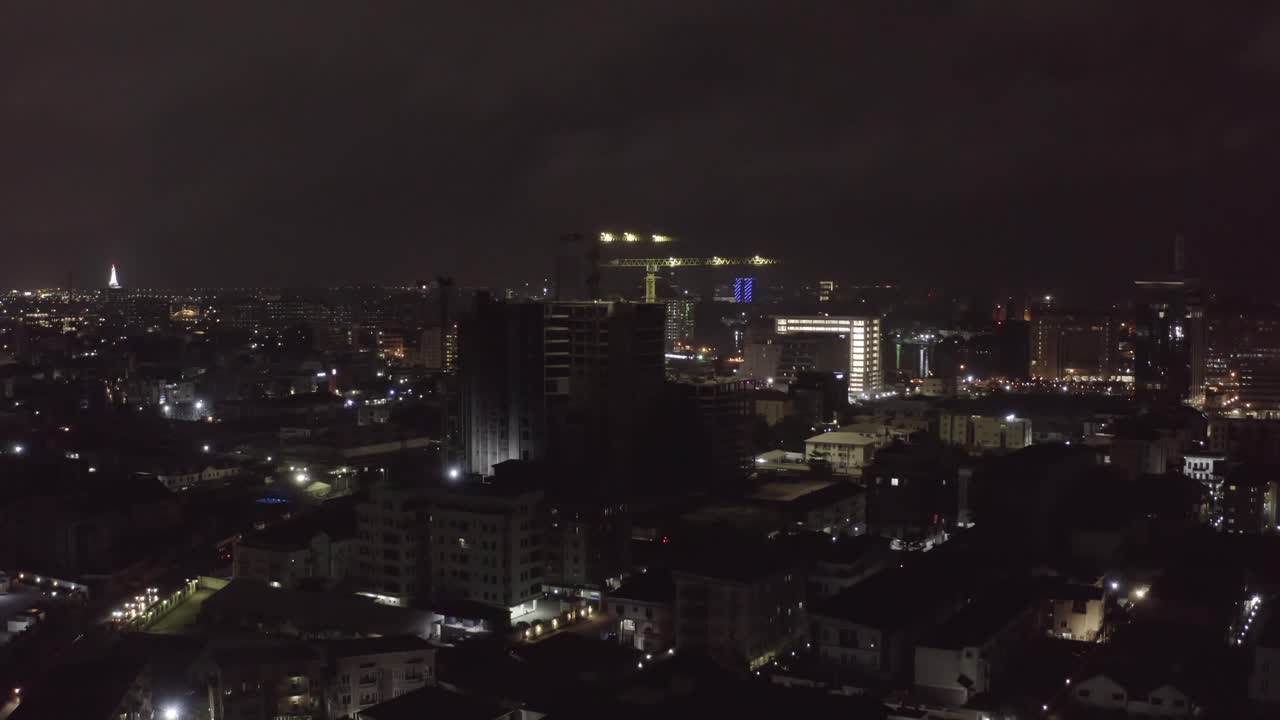 construcción de edificios en la noche lagos drone 03